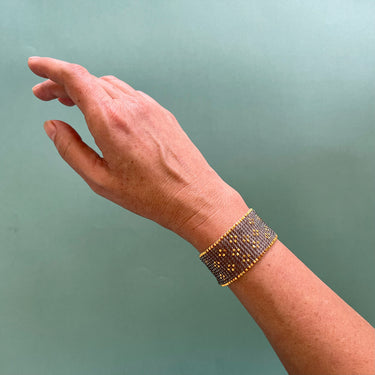 Brazalete Telar Dorado Medio Miniflor Gris Traslucido
